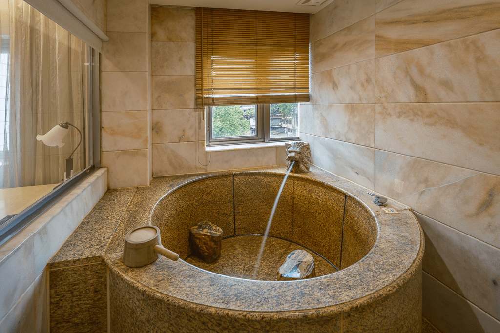 在繁華邊緣溫柔流浪，漫步在北投溫泉路，於暖陽與泉水間遇見山水詩意