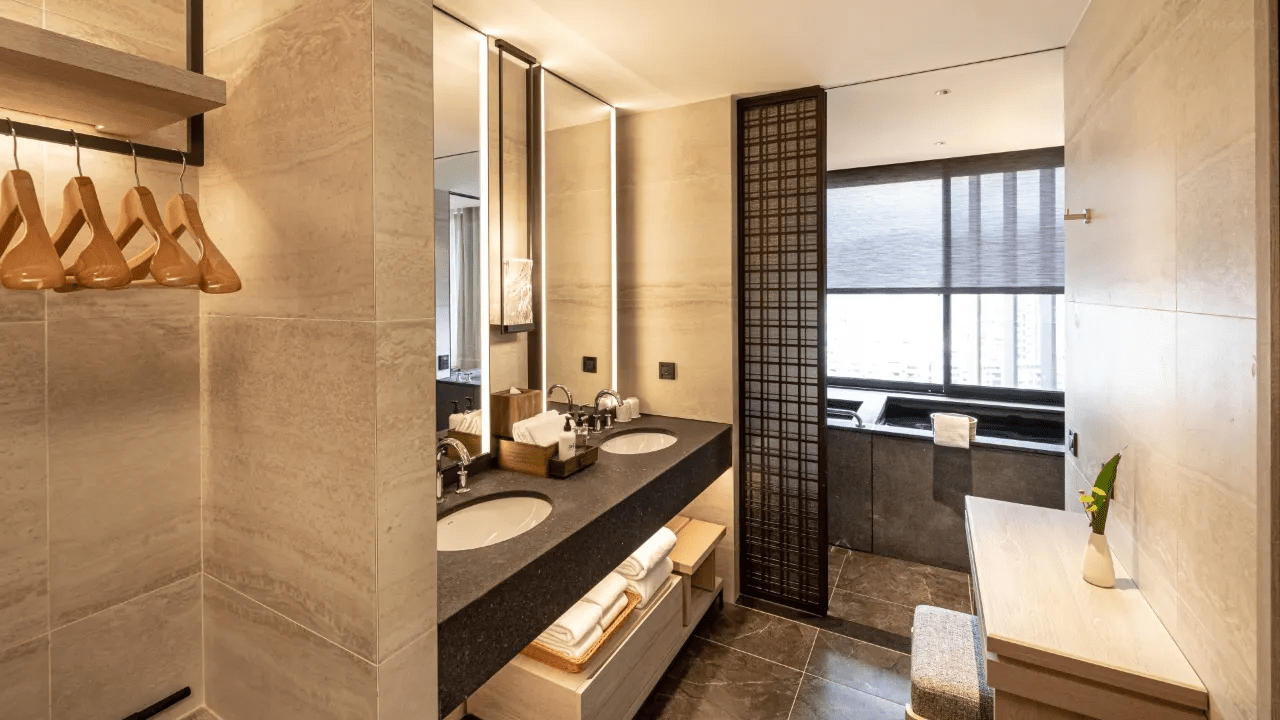 走下新北投站，在北投晶泉丰旅的私湯房裡，把城市節奏慢慢泡散