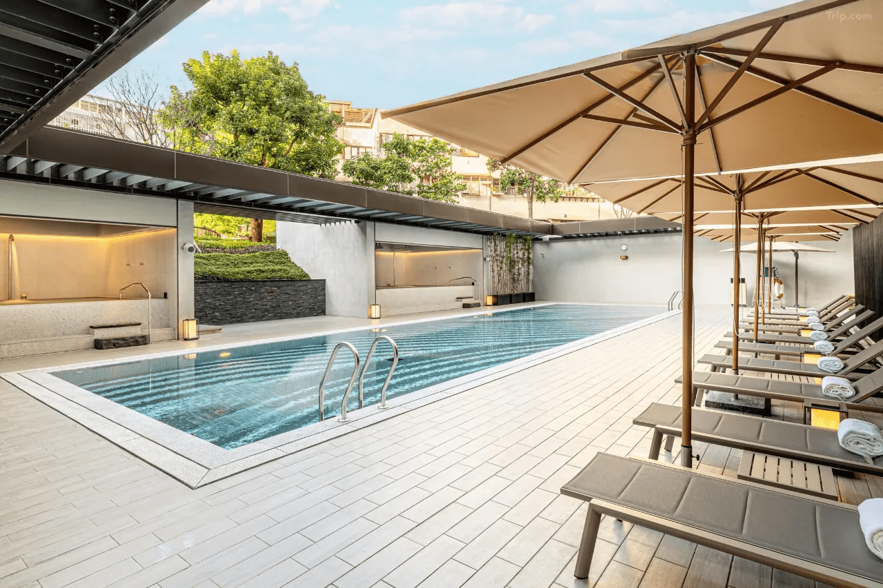 走下新北投站，在北投晶泉丰旅的私湯房裡，把城市節奏慢慢泡散