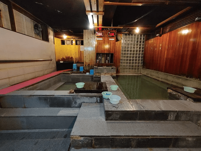 冷氣團影響全台、夜晚體感驟降，在北投泡一池溫泉成了最剛好的選擇