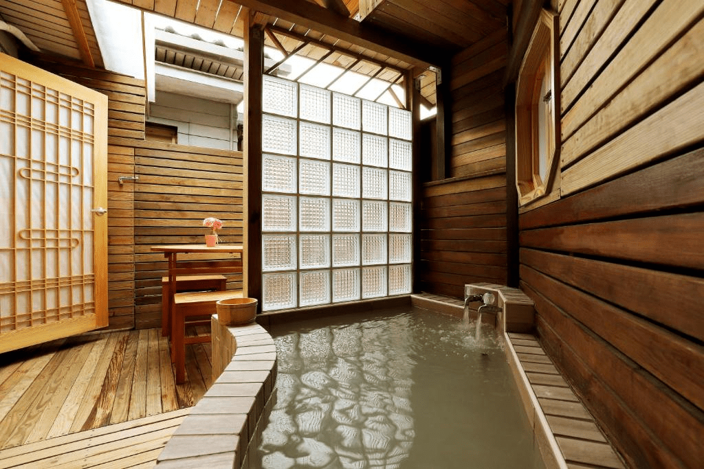 冷氣團影響全台、夜晚體感驟降，在北投泡一池溫泉成了最剛好的選擇