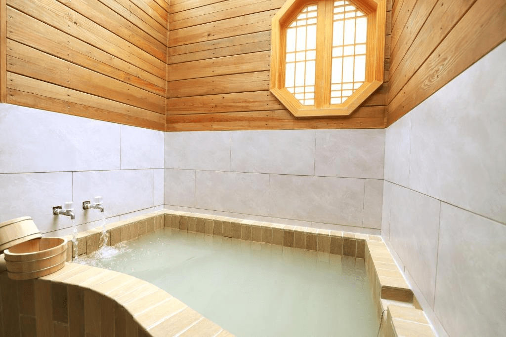 冷氣團影響全台、夜晚體感驟降，在北投泡一池溫泉成了最剛好的選擇