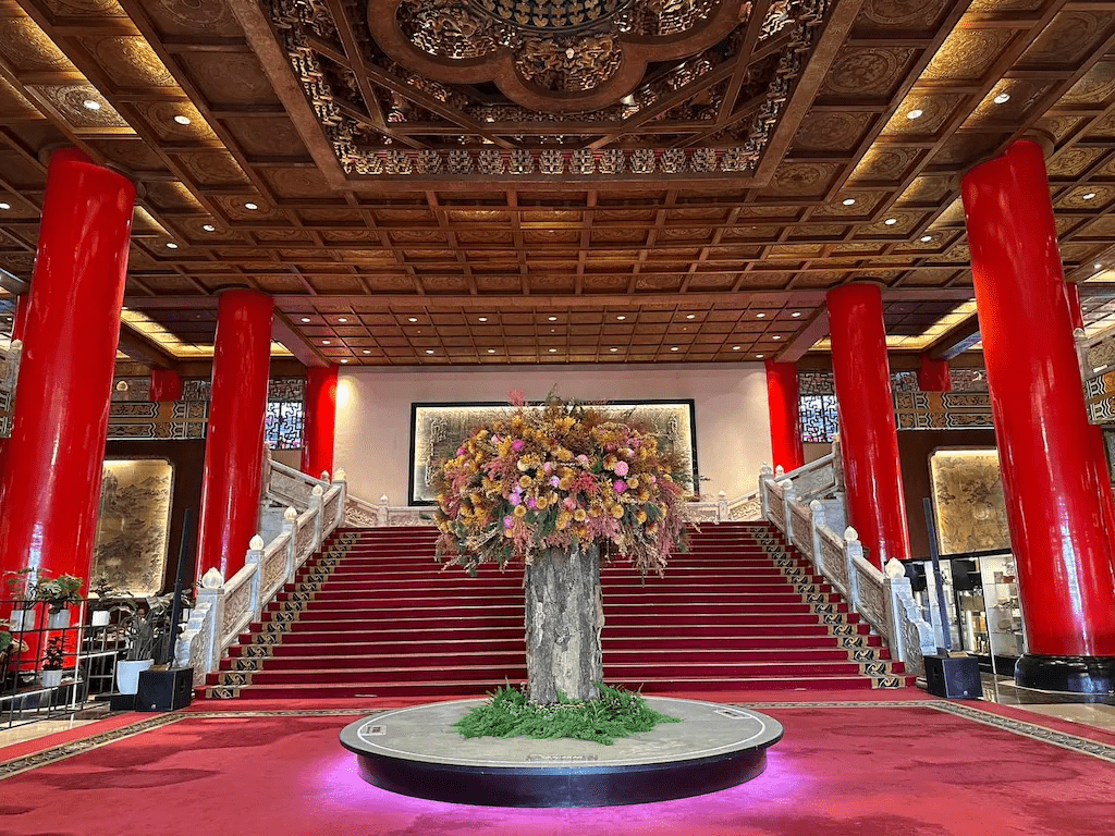 沿著夜色走上圓山大飯店，在紅柱金瓦之間住進台北最有故事的宮殿時光