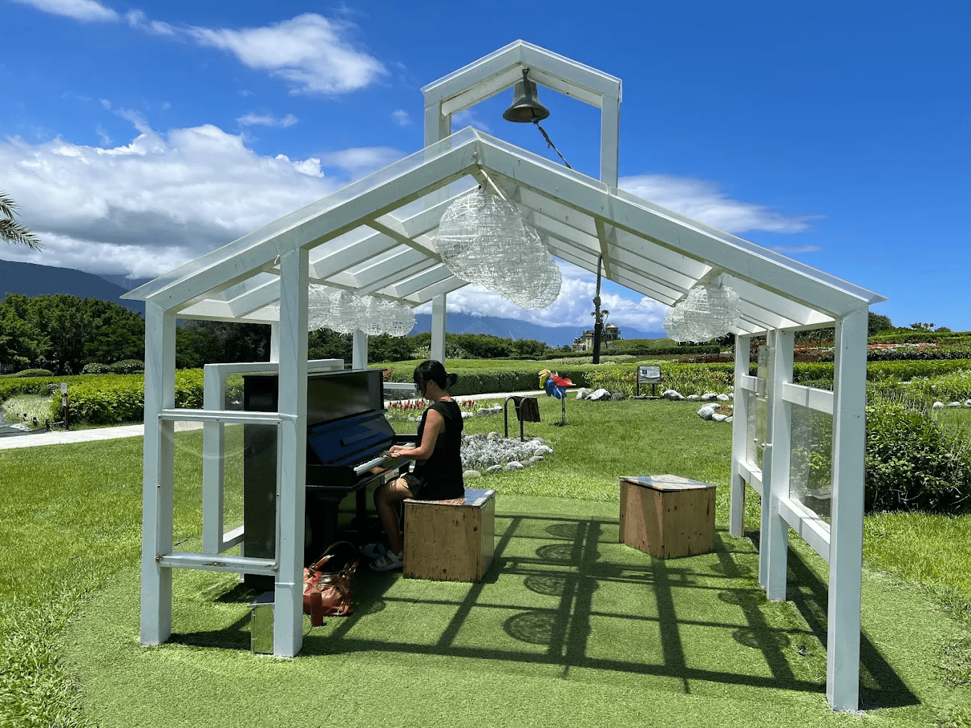 曼波海洋生態休閒園區的高空開闊視野，可遠眺湛藍的太平洋海岸線，是花蓮知名的看海秘境。