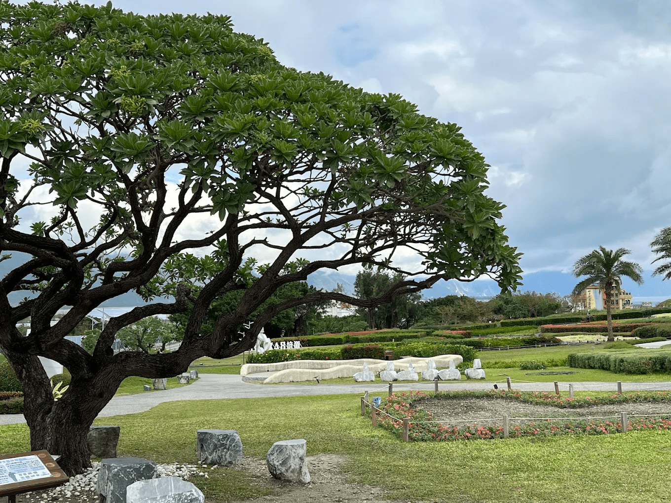 園區內規劃完善的景觀步道，平緩易行，沿途設有生態解說牌與休憩區。