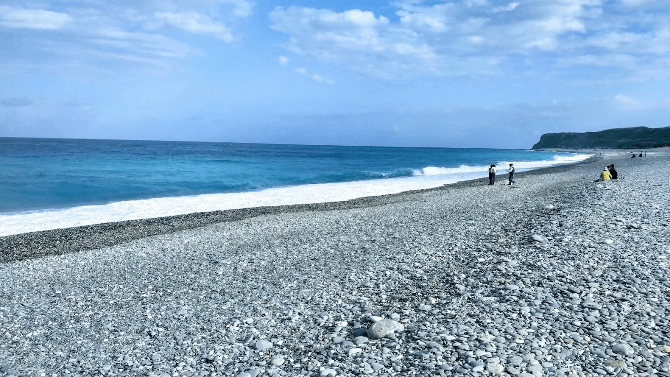 日落時分的園區更顯寧靜，微風與浪聲交織成花蓮最美的背景音樂。