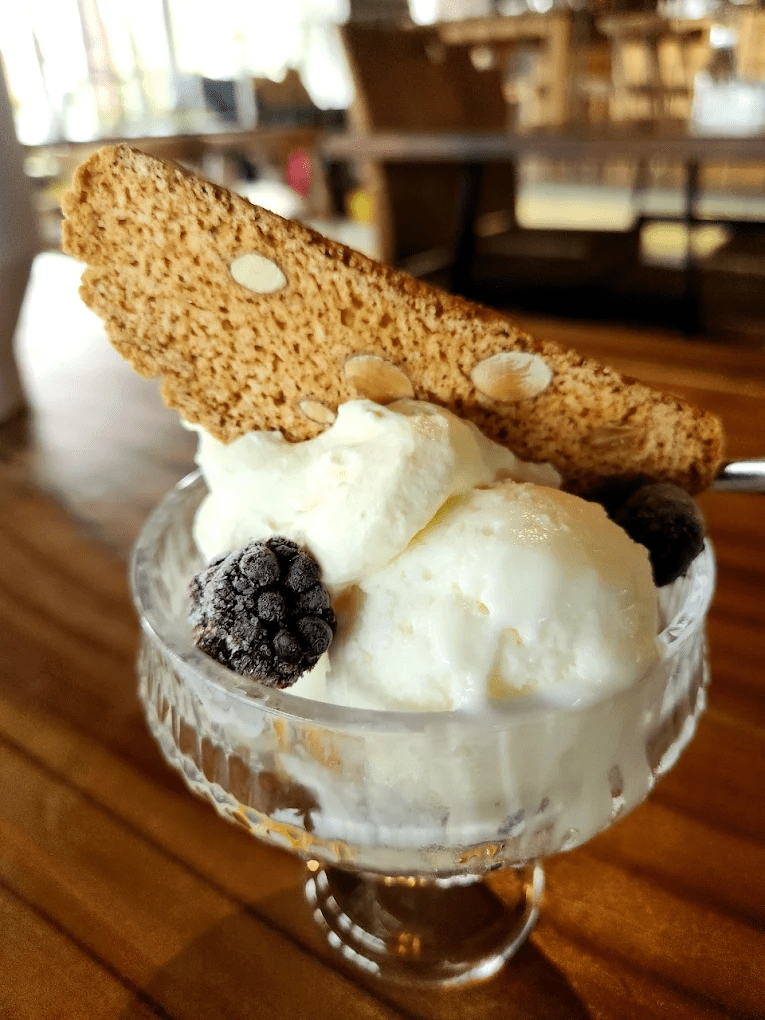 原野牧場室內用餐環境與窗外海景