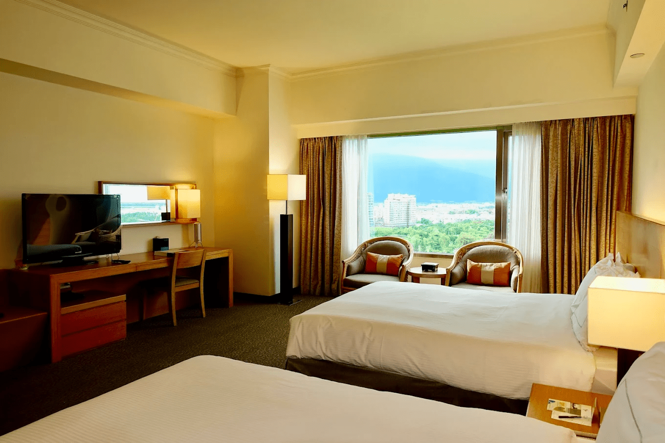 美侖大飯店外觀建築與藍天白雲的度假氛圍