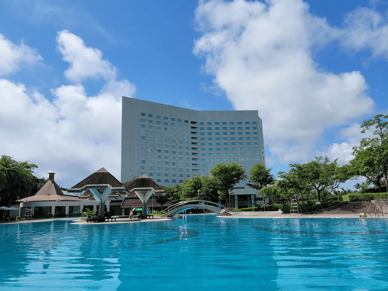 飯店客房內的大面窗景，可眺望山景或海景