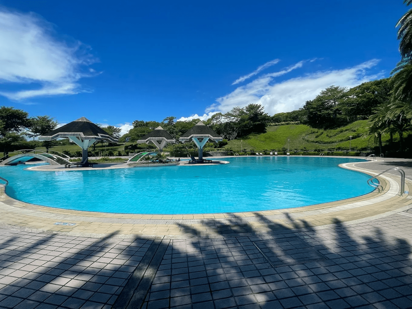 寬敞明亮的客房休憩區與窗外景色