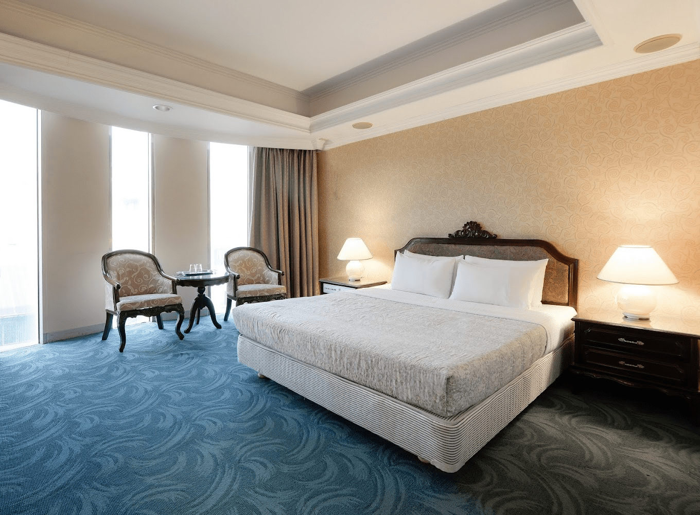 拾一段台中夜色的優雅，選一間風格旅店，在喧囂城市裡遇見寧靜的自己