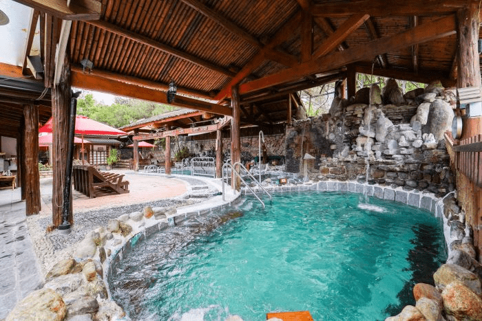 沿著山路走進高雄六龜,在美崙山溫泉渡假山莊把一天慢慢泡進山林裡