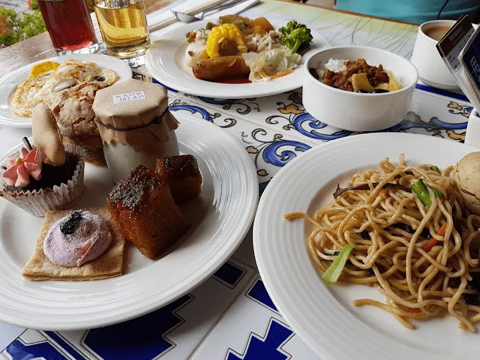 離開市區後的第一站選擇花蓮理想大地渡假飯店，把度假節奏交給運河與風