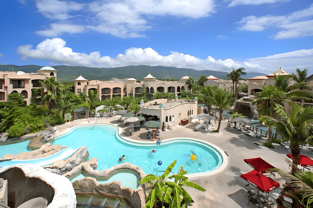 離開市區後的第一站選擇花蓮理想大地渡假飯店，把度假節奏交給運河與風