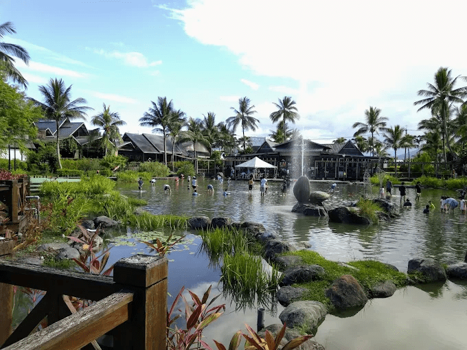 離開市區後的第一站選擇花蓮理想大地渡假飯店，把度假節奏交給運河與風