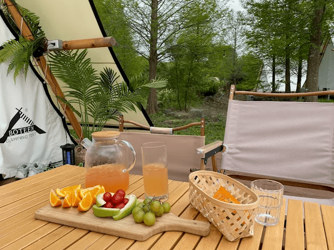 從午後抵達到夜晚微醺，在苗栗叢林開始 Glamping 過一場不用準備的懶人露營