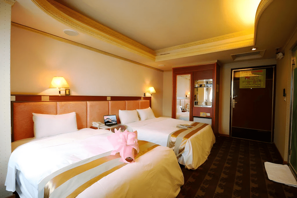 慢慢走進苗栗山城的夜色與溫泉,選一間剛好的住宿,把旅程留給自己