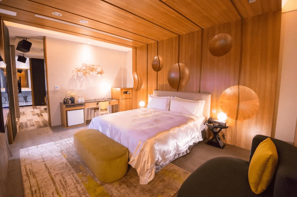 在三重換個節奏住一晚，走進江月行館，把忙碌留在城市外圍