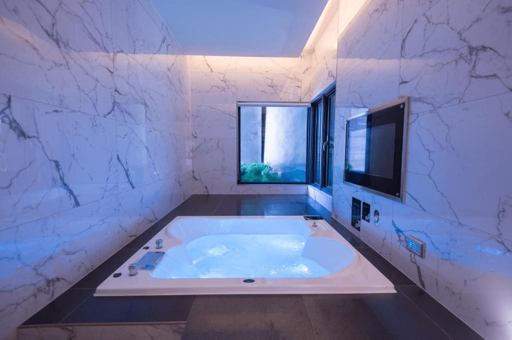 在三重換個節奏住一晚，走進江月行館，把忙碌留在城市外圍