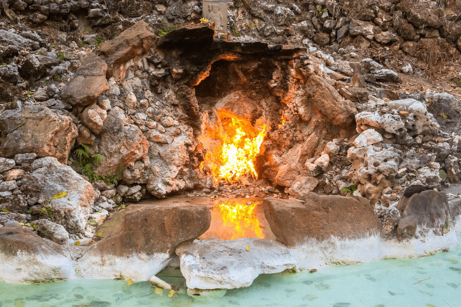 傍晚站在關子嶺山坡看夕陽落下，在白河山區泡一池慢慢升溫的泥質溫泉