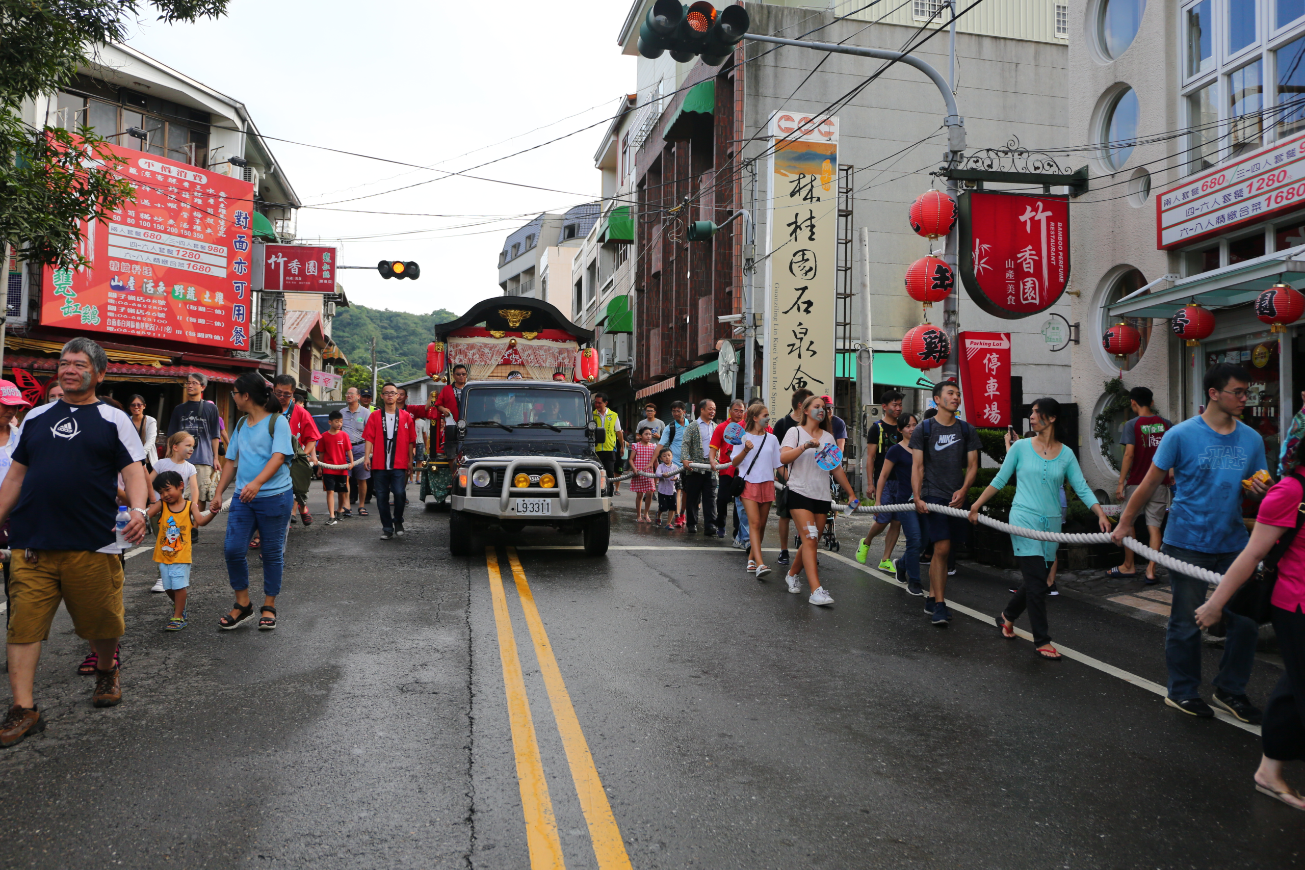 傍晚站在關子嶺山坡看夕陽落下，在白河山區泡一池慢慢升溫的泥質溫泉