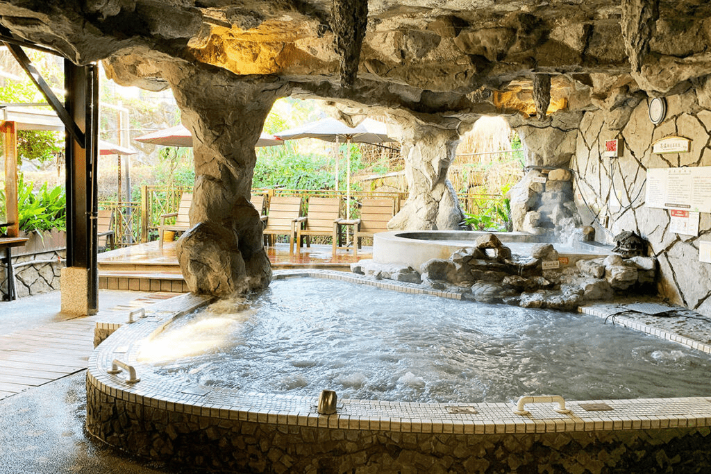 傍晚站在關子嶺山坡看夕陽落下，在白河山區泡一池慢慢升溫的泥質溫泉