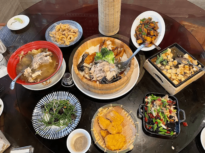 傍晚站在關子嶺山坡看夕陽落下，在白河山區泡一池慢慢升溫的泥質溫泉