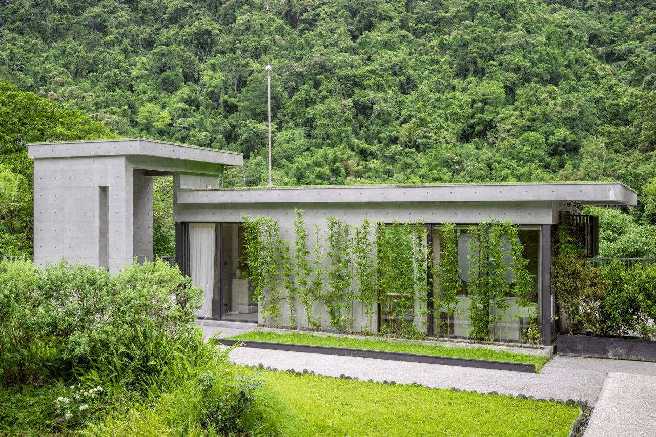 沿著山路走進烏來紅河谷，在蘇卡利・漫活 Villa 展開一段被自然包圍的慢時光