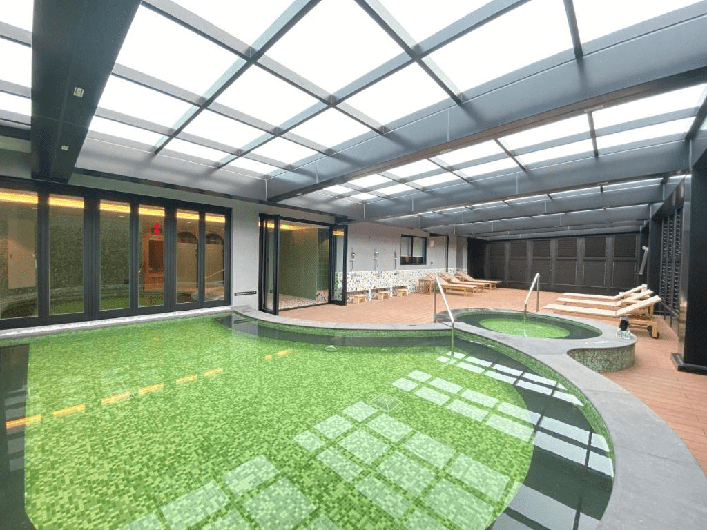 把行程慢慢放下，走進溫泉飯店的節奏裡，讓身體在城市與山湖之間安靜下來