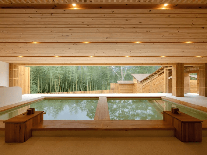 把行程慢慢放下，走進溫泉飯店的節奏裡，讓身體在城市與山湖之間安靜下來