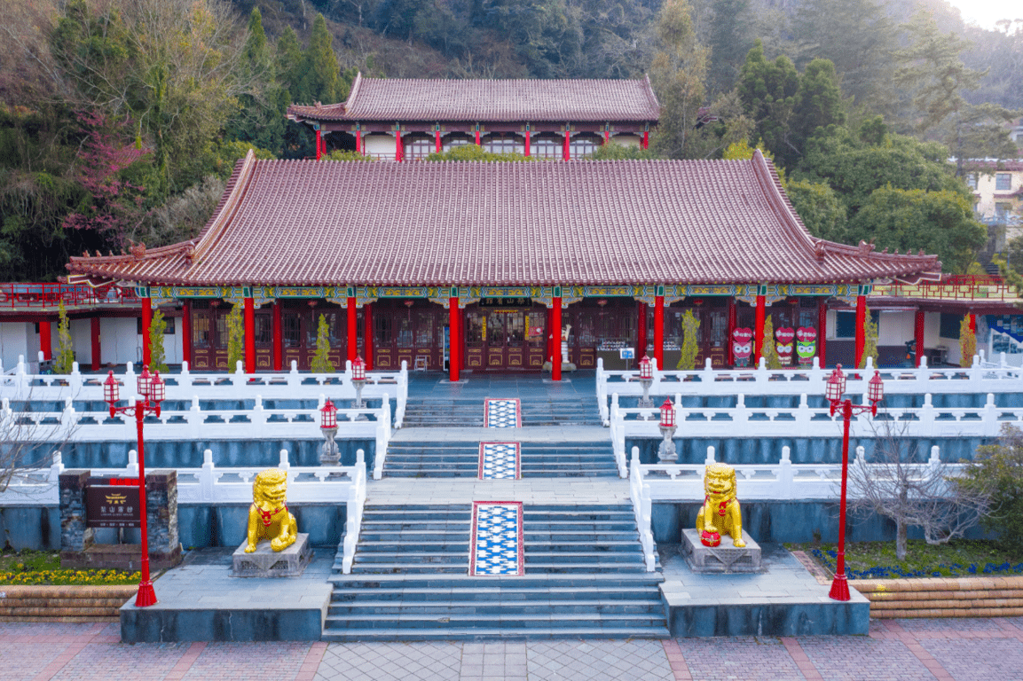 在雲海與山色之上慢慢住一晚，在梨山賓館，把高山雲霧的時間留給旅人