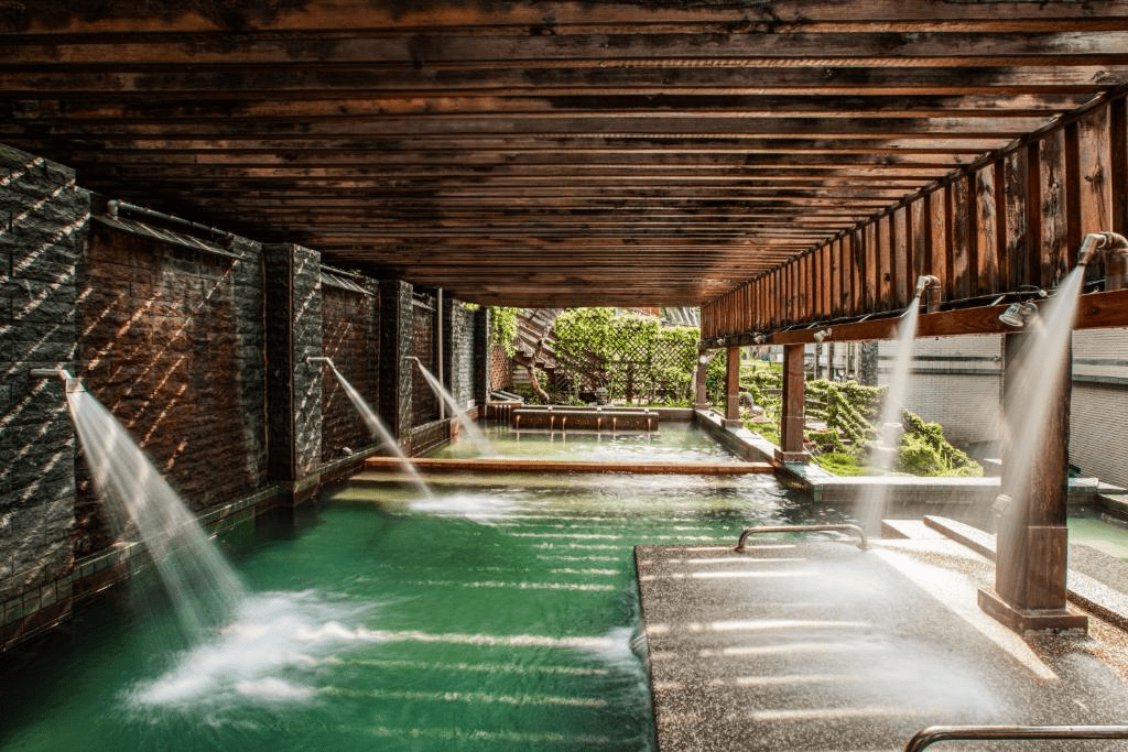 當氣溫轉涼，把時間留給苗栗泡湯旅程，在泰安山林的溫泉熱氣裡靜靜歇一會