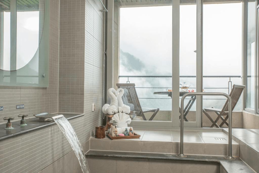 當氣溫轉涼，把時間留給苗栗泡湯旅程，在泰安山林的溫泉熱氣裡靜靜歇一會