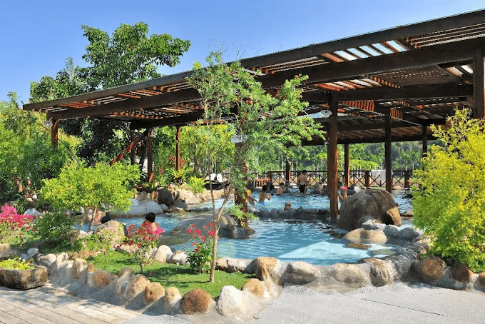 當氣溫轉涼，把時間留給苗栗泡湯旅程，在泰安山林的溫泉熱氣裡靜靜歇一會