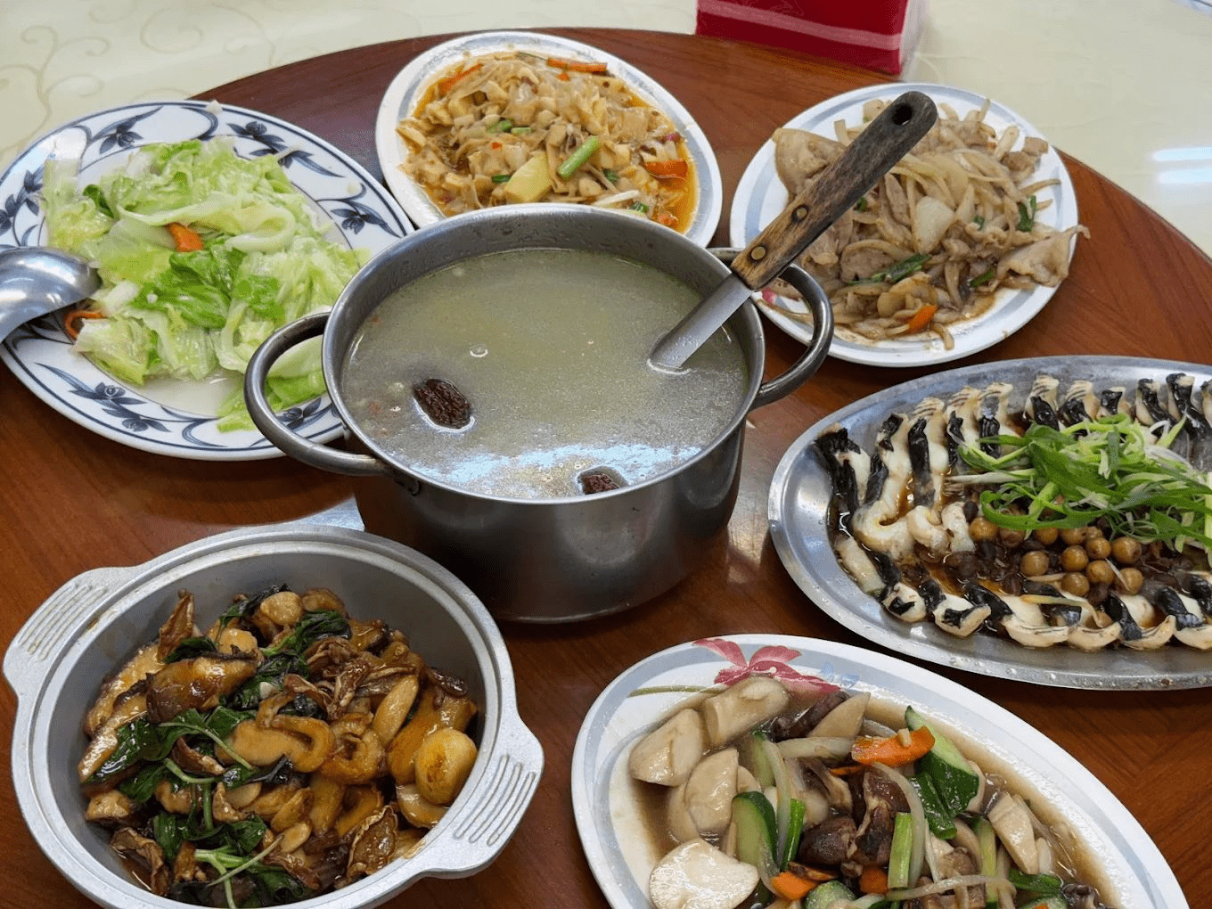 當山區開始轉涼，走進谷關溫泉泡一池百年碳酸泉，順著溪谷把呼吸調慢