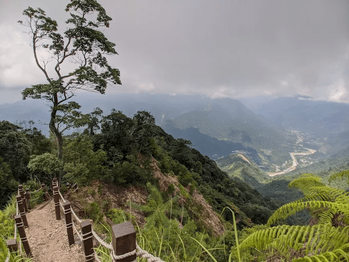 一步一步爬上白毛山瘦稜，在谷關七雄的高度裡迎接大甲溪的開闊視野