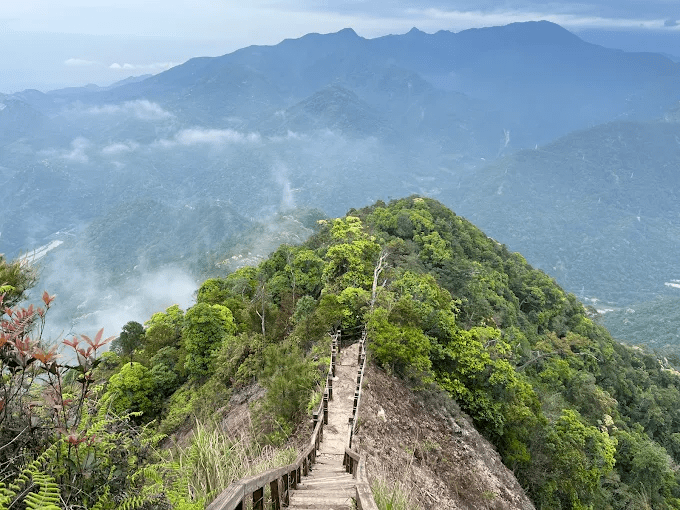 一步一步爬上白毛山瘦稜，在谷關七雄的高度裡迎接大甲溪的開闊視野