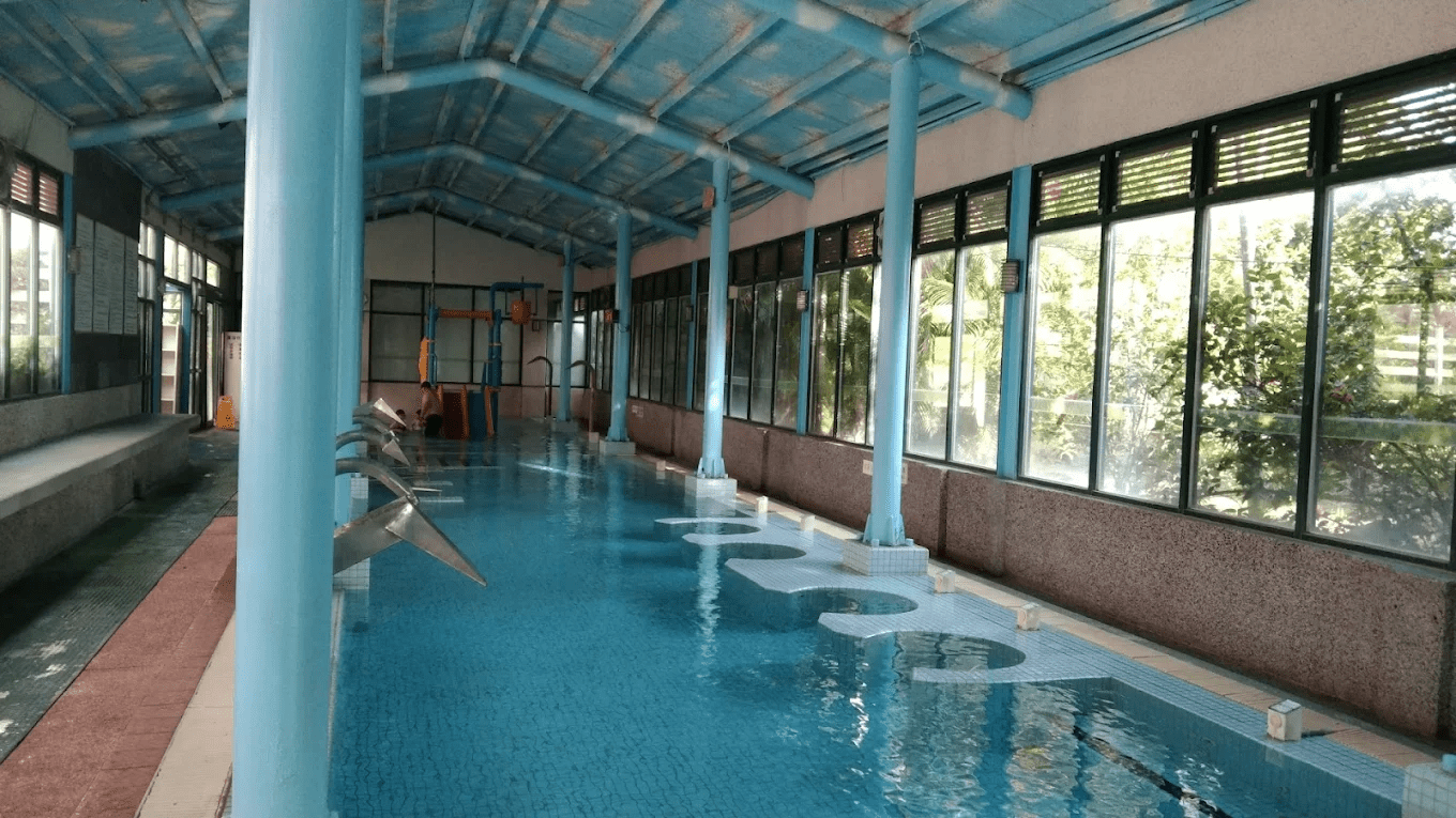 娜路彎會館外觀建築展現了大器的度假風格，在藍天白雲的映襯下顯得格外耀眼。