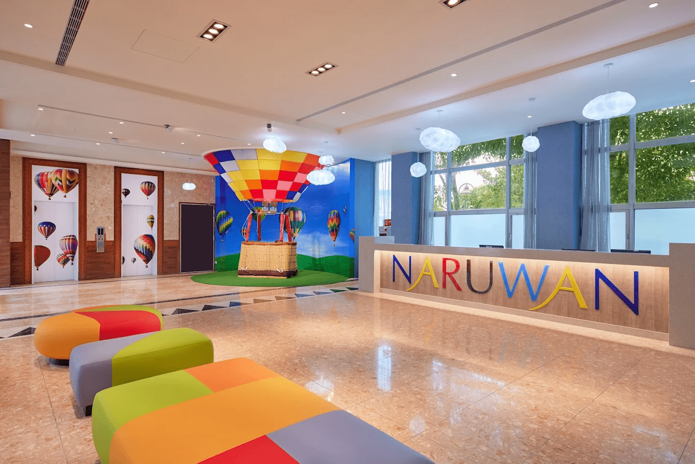 寬敞明亮的大廳空間，結合了現代設計與在地文化元素，讓人感到放鬆與舒適。