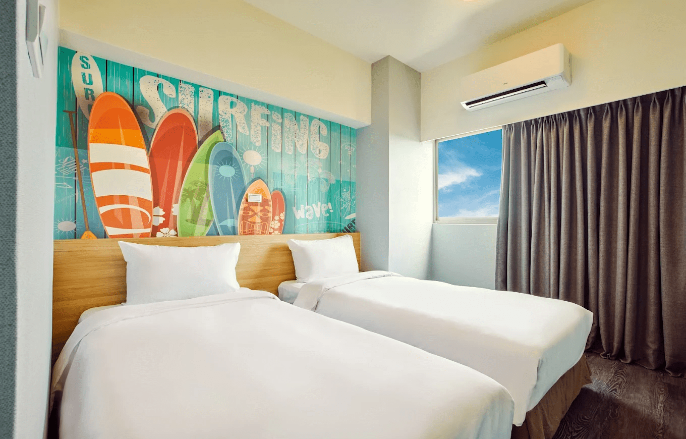 客房內部設計簡約大方，擁有舒適的床鋪與充足的採光，營造出溫馨的休憩氛圍。