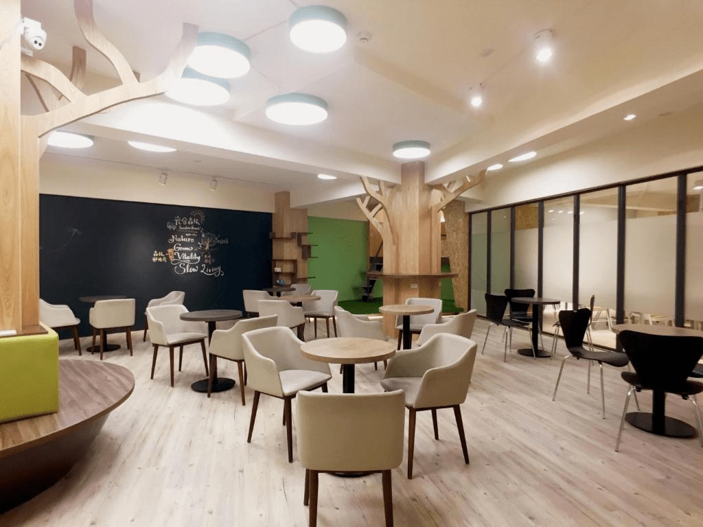 從傍晚一路走到夜市燈海，在台中逢甲入住葉綠宿旅館的生活感旅程