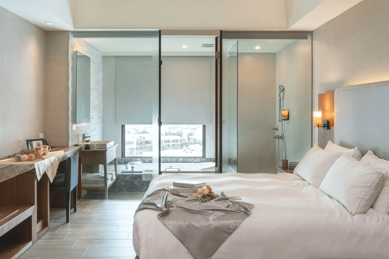 墾丁怡灣渡假酒店外觀宏偉，玻璃帷幕設計在恆春陽光下閃耀。