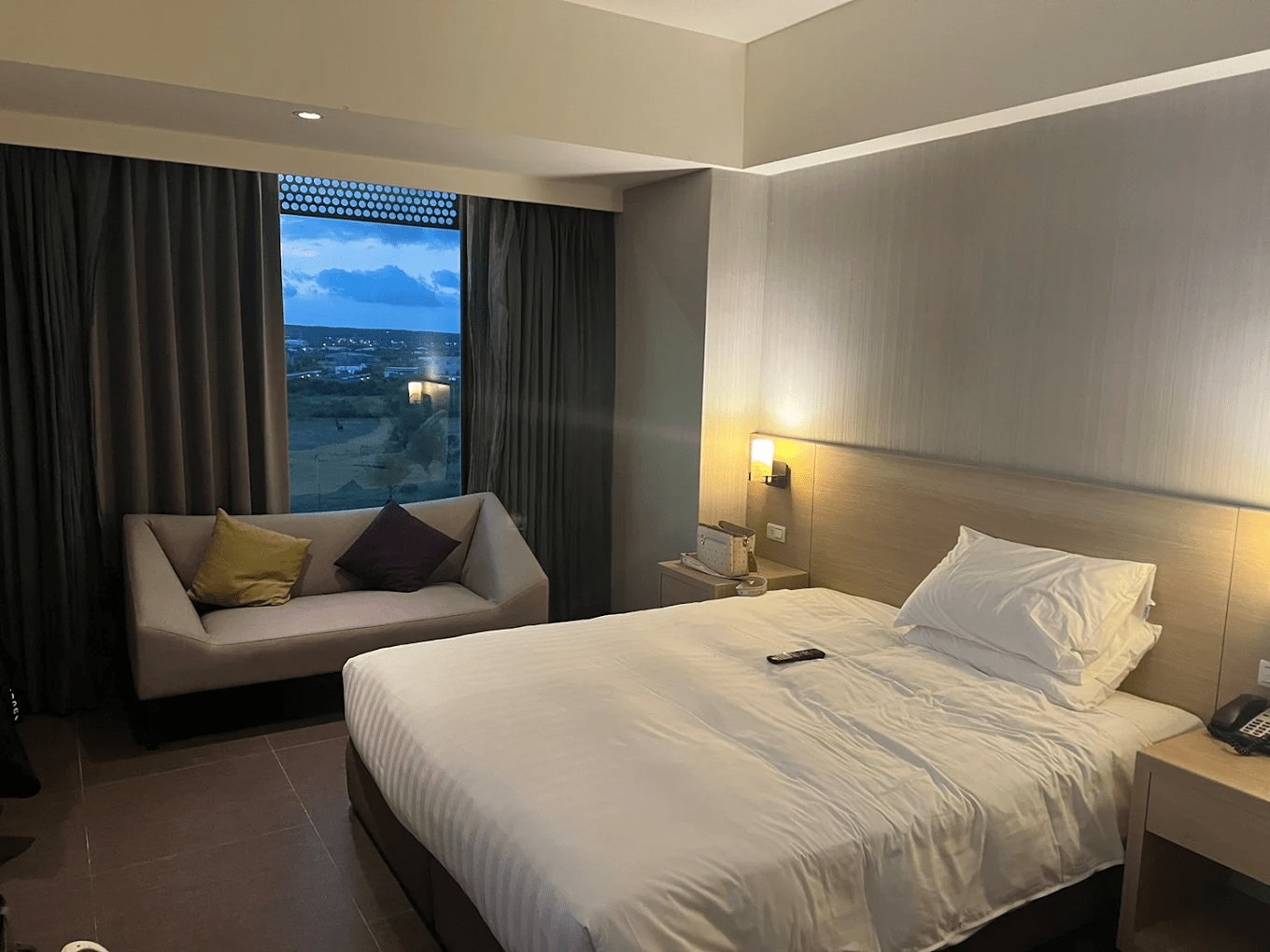 寬敞舒適的客房設計，大片落地窗引入自然採光，營造溫馨氛圍。