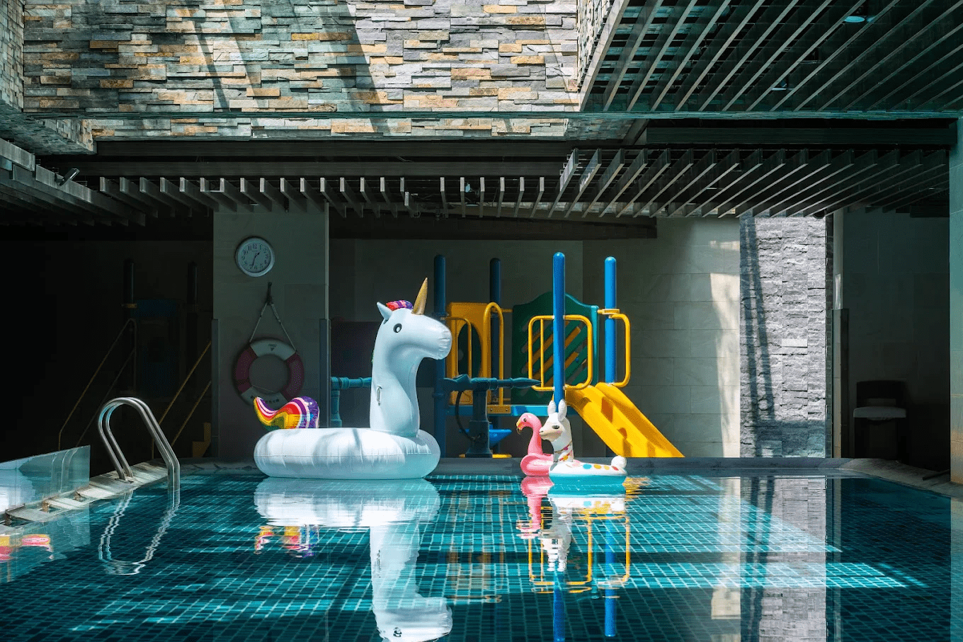 戶外泳池區寬敞潔淨，是親子戲水與享受日光浴的最佳場所。