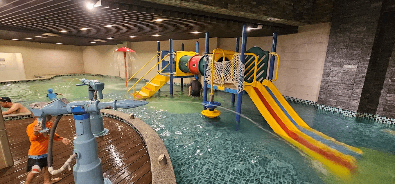 墾丁怡灣渡假酒店大廳與休憩區，寬敞明亮，展現大器風範。