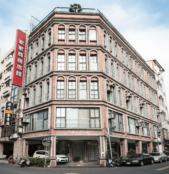 不用豪華，也能住得剛剛好｜羅東市區的實在選擇：家家商務旅館