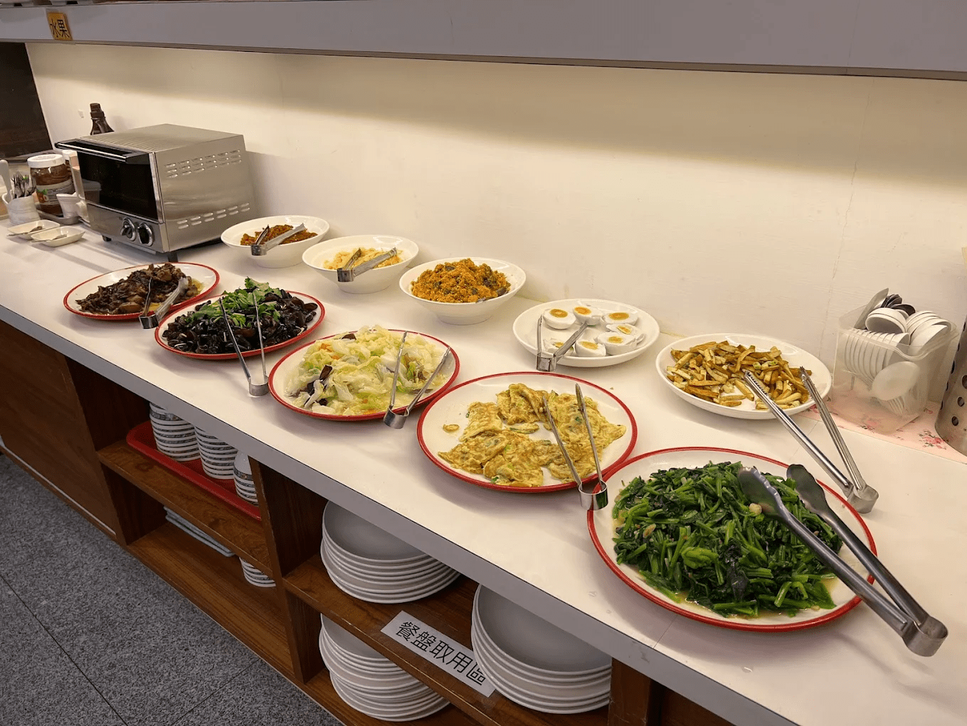 羅東夜景與旅館周邊氛圍，象徵旅途中的休憩站