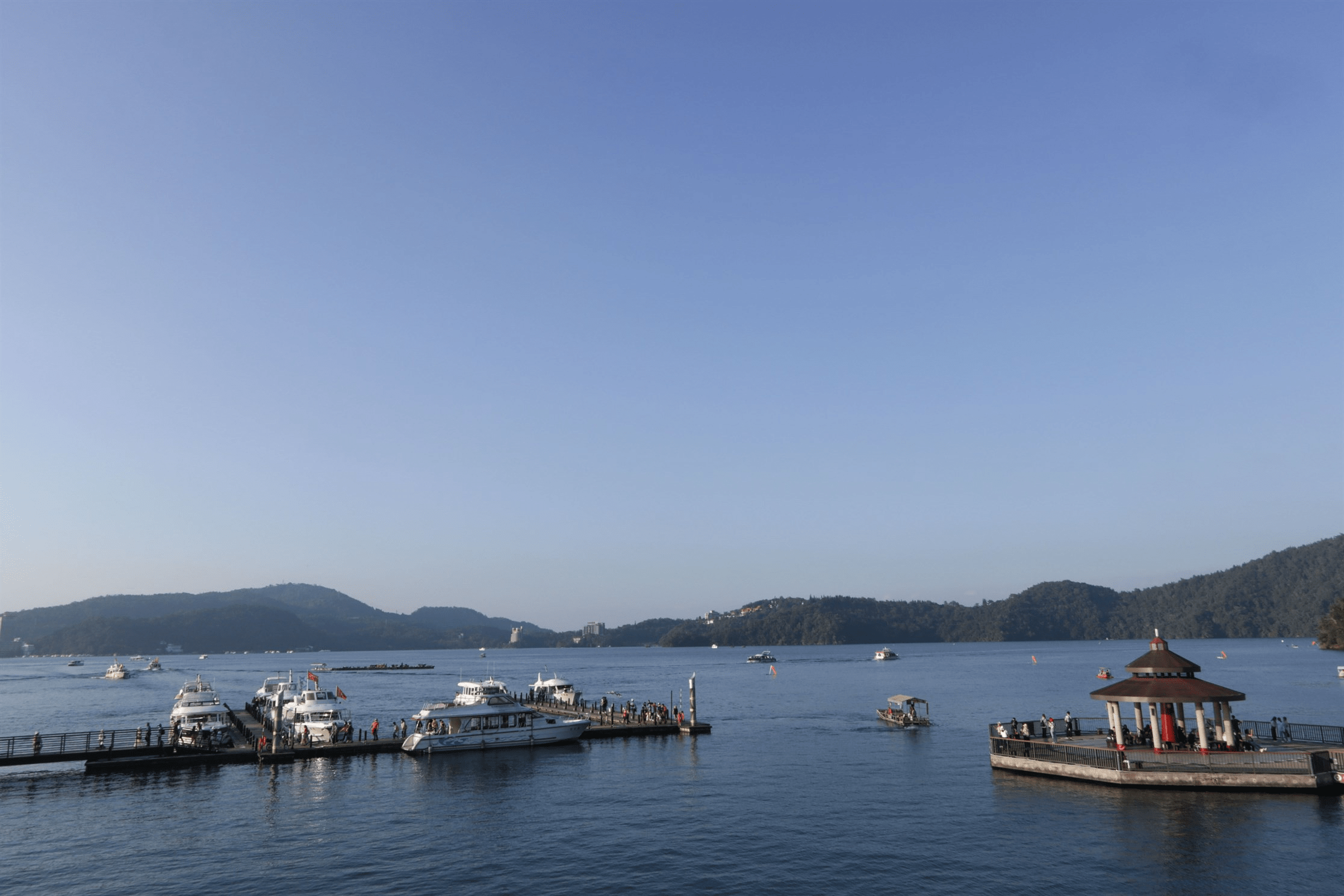 清晨的日月潭不急著迎客,湖面薄霧與山影陪你一步步靠近風景