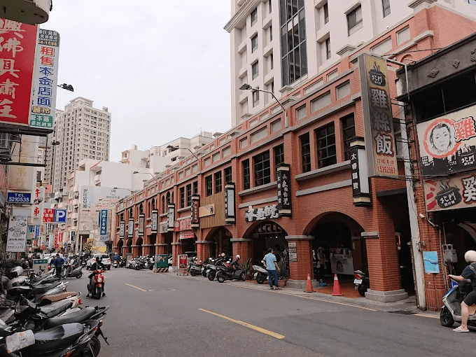 走出新竹火車站那一刻，老城的聲音與味道迎面而來，一段剛好的散策就此展開