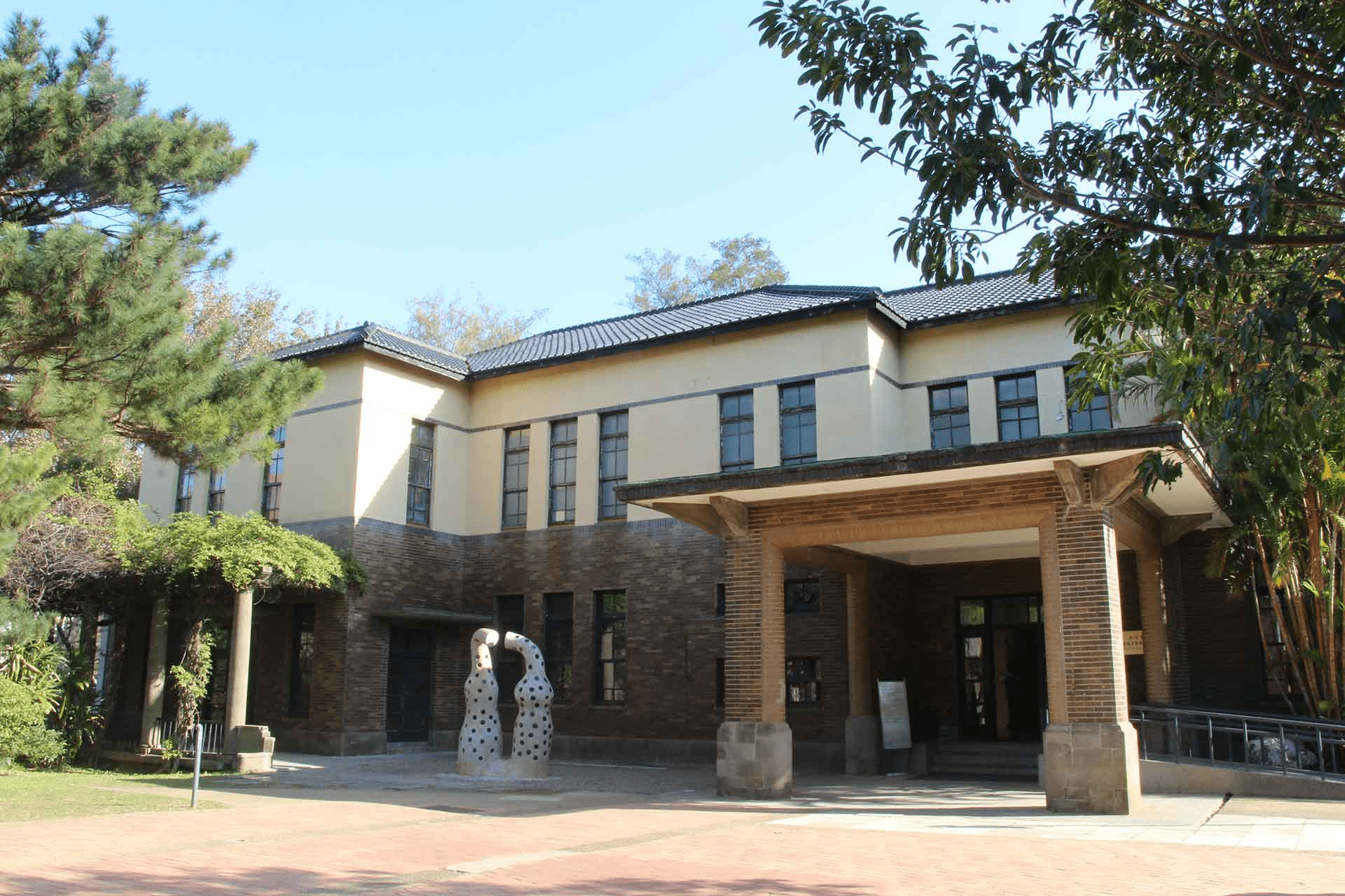 走出新竹火車站那一刻，老城的聲音與味道迎面而來，一段剛好的散策就此展開